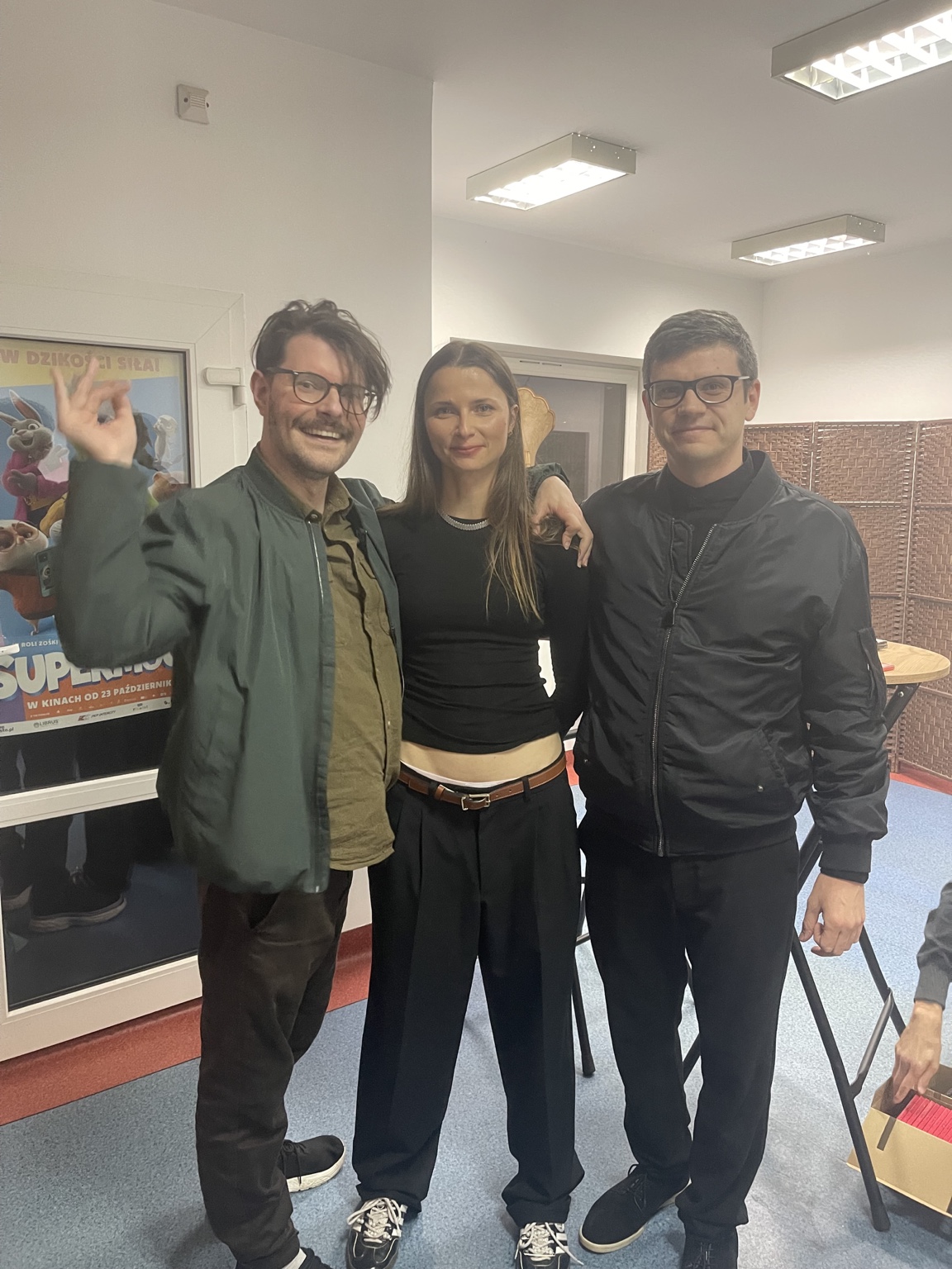 Konrad z Darią ze Śląska i przyjacielem w kinowym holu po koncercie
