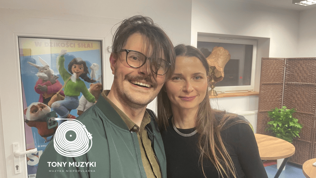 Konrad i Daria ze Śląska po koncercie w Łebie, z białym logo Tony Muzyki w lewym dolnym rogu