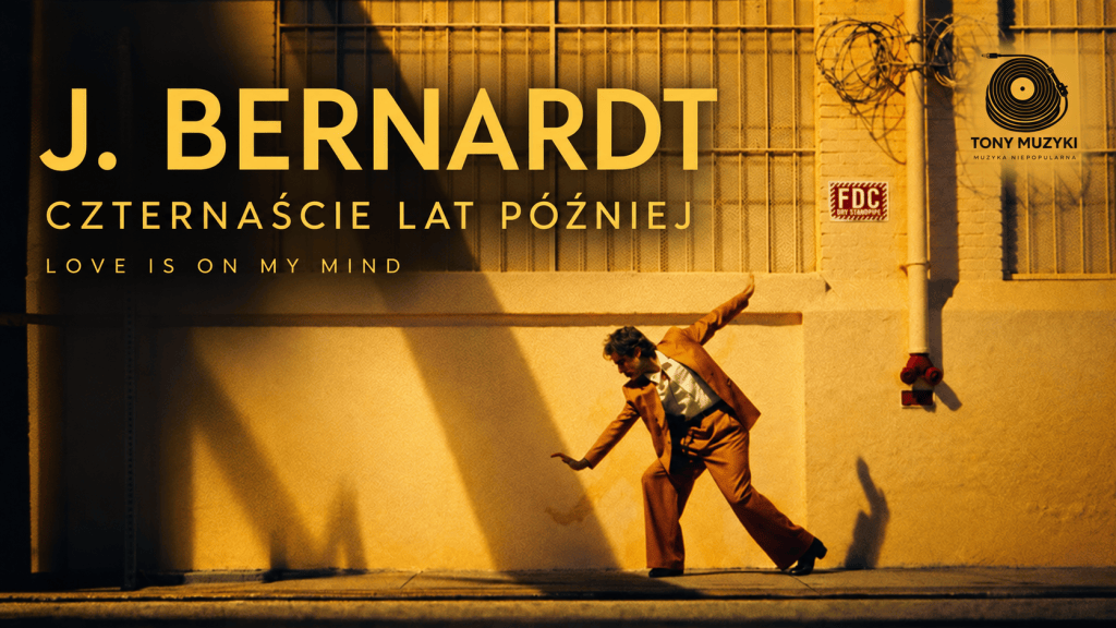 J. Bernardt na tle słonecznej ściany. Czternaście lat później. Logo Tony Muzyki.