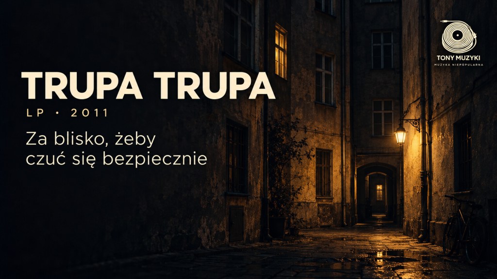 Nocne podwórze gdańskich kamienic w bursztynowym świetle. Baner artykułu o albumie LP Trupy Trupa z 2011 roku.