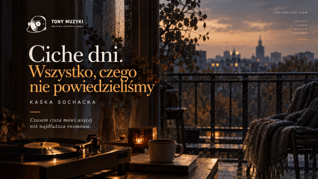 Jesienny, deszczowy wieczór przy balkonie, gramofon i tytuł artykułu Ciche dni. Wszystko, czego nie powiedzieliśmy