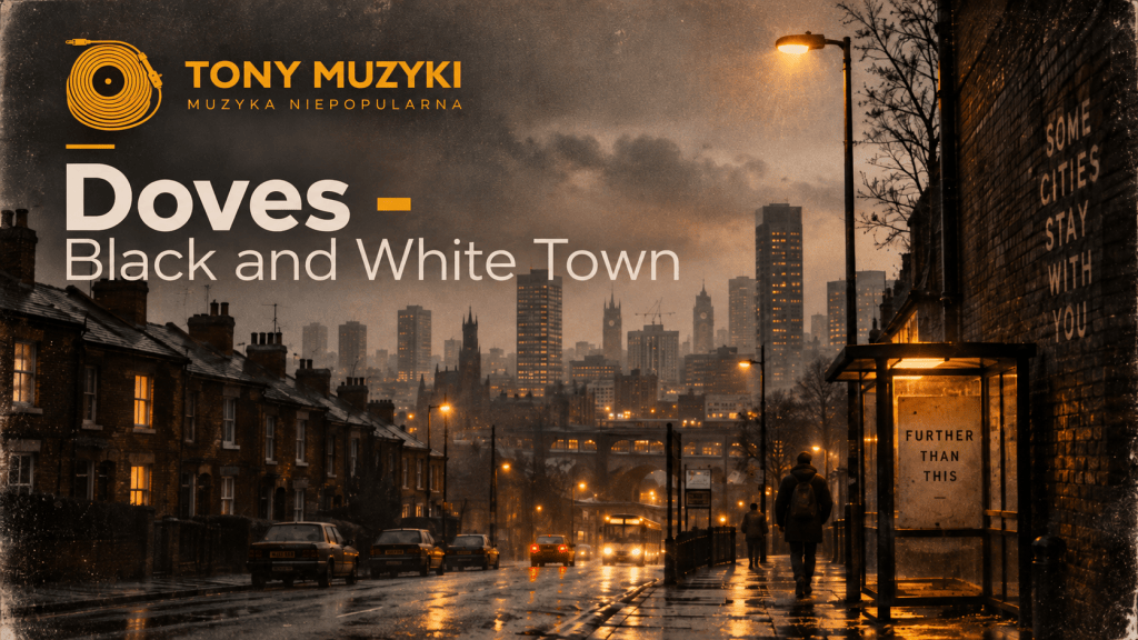 Deszczowe brytyjskie miasto o zmierzchu, w estetyce analogowej fotografii, z logo Tony Muzyki i tytułem Doves - Black and White Town.